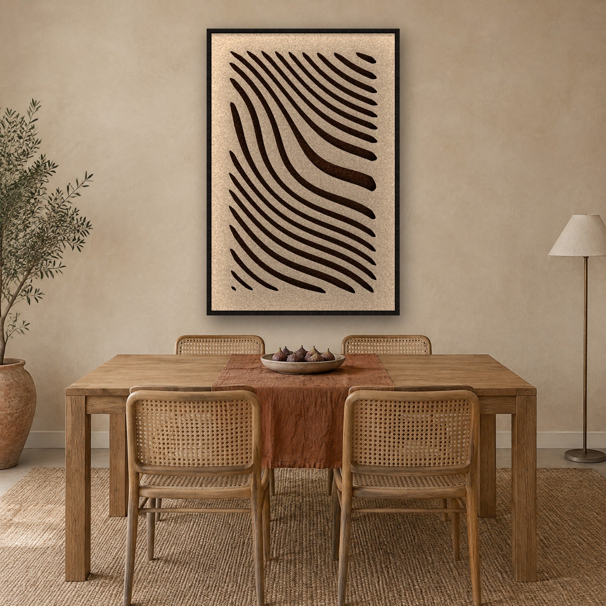 Tidal Stripes viltpaneel met zwarte baklijst boven een eikenhouten eettafel met rotan stoelen