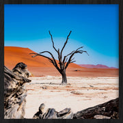 Wandkraft Wanddekoration: Verwitterter Baum auf orangefarbenen Wüstendünen unter blauem Himmel, Natur-Wanddekoration in warmer und beruhigender Atmosphäre. für ein stilvolles Interieur