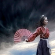 Wandkraft Wanddekoration: Japanische Wandkunst: Frau in traditioneller Kleidung mit rosa Fächer unter einem dynamischen, farbenfrohen Himmel, Wandkraft Land of the Rising Sun. für ein stilvolles Interieur