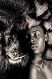 Décoration murale Wandkraft : art mural en noir et blanc avec une femme aux yeux fermés à côté d'un lion, feuillage à sa droite, design élégant et intemporel. Pour un intérieur élégant
