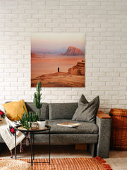 Wandkraft Wanddekoration: Graues Sofa und Pflanzen in einem gemütlichen Wohnzimmer mit Wandkraft Wandkunst "Beyond the horizon" mit Bergen im Hintergrund. für ein stilvolles Interieur