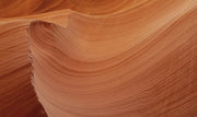 Wandkraft Wanddekoration: orange und braun gefärbte, geschwungene Sandsteinformationen, naturinspirierte Wandkraft Wanddekoration, organisch und beruhigend. Für ein stilvolles Interieur