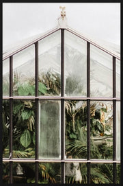 Wandkraft Wanddekoration: Wandkunst mit Gewächshaus aus großen Glaspaneelen und üppigen Pflanzen in frischen Grüntönen, botanischer Stil. für ein stilvolles Interieur