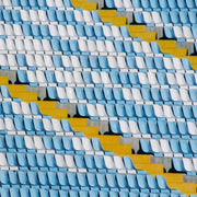 Wandkraft Wanddekoration: Moderne Wandkunst mit blauen, weißen und gelben Stadionsitzen in abstraktem Muster, Rhythm of the City 014 von Wandkraft. für ein stilvolles Interieur