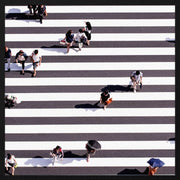 Wandkraft Wanddekoration: Rückansicht von Menschen auf einem schwarz-weißen Zebrastreifen, moderne urbane Wanddekoration im minimalistischen Stil. Für ein stilvolles Interieur