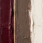 Velvet Silence wanddecoratie van Wandkraft: drie brede verticale banen in diep bordeaux, warm taupe en gebroken ivoor, met een dunne gouden lijn.