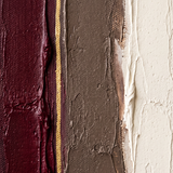 Velvet Silence wanddecoratie van Wandkraft: drie brede verticale banen in diep bordeaux, warm taupe en gebroken ivoor, met een dunne gouden lijn.