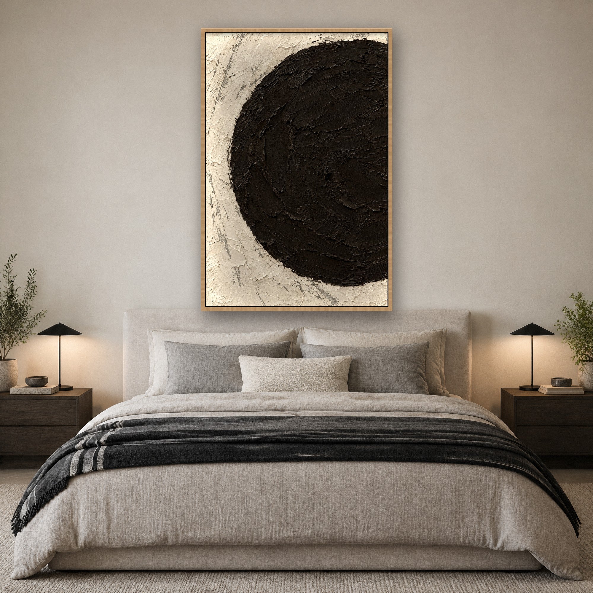 Walnut Sun en situation avec cadre caisse en bois naturel dans une chambre apaisée
