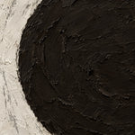 Grand cercle brun noyer en relief épais sur un enduit blanc crème brut aux griffures grises, Wandkraft