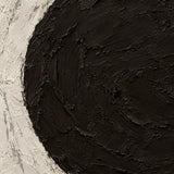 Grand cercle brun noyer en relief épais sur un enduit blanc crème brut aux griffures grises, Wandkraft