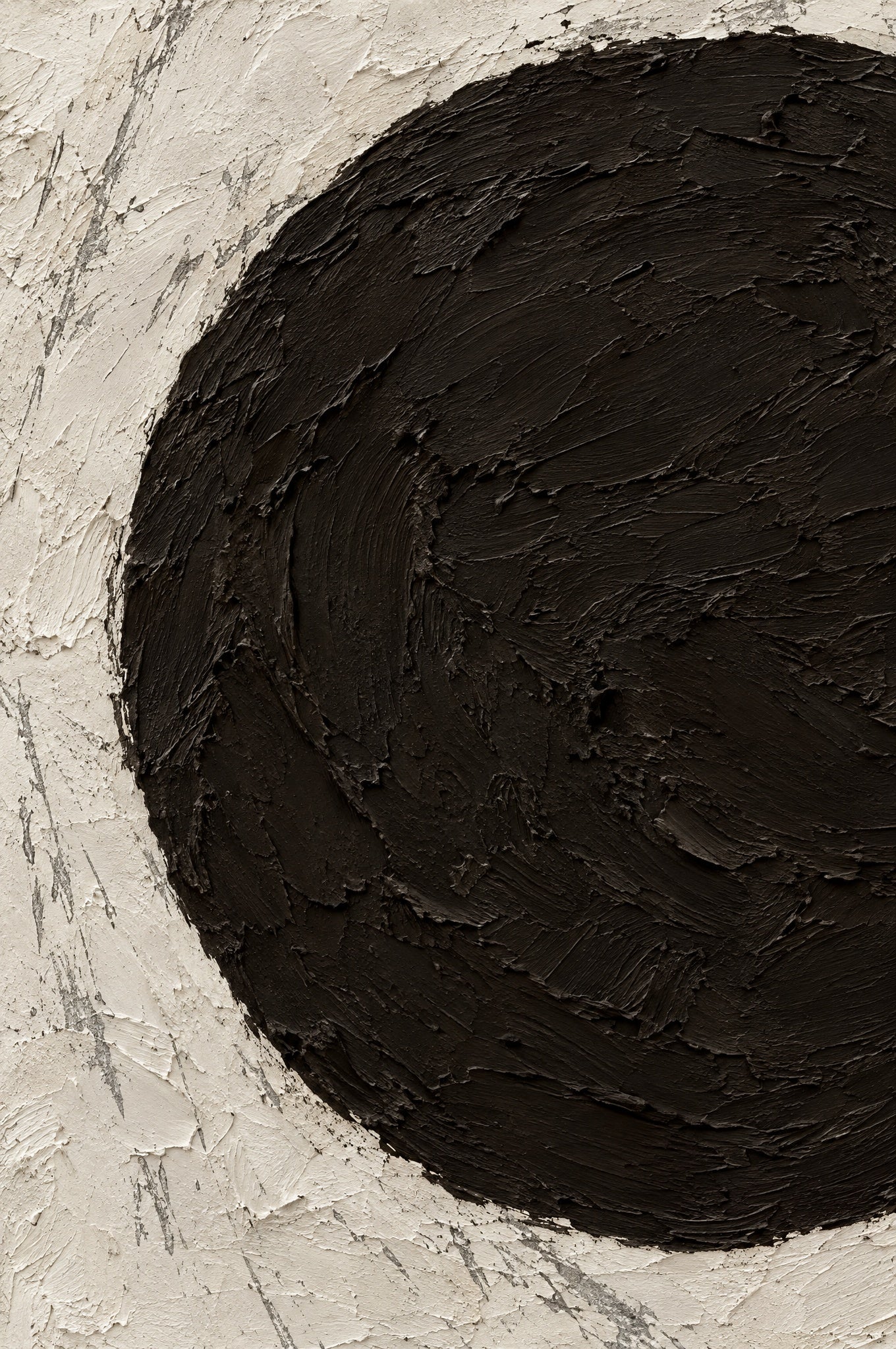 Grand cercle brun noyer en relief épais sur un enduit blanc crème brut aux griffures grises, Wandkraft